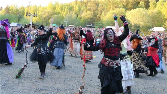 Fröhlich feiern die Hexen in der Walpurgisnacht 2025 auf der Wolfshöhe. Wird das so bleiben?