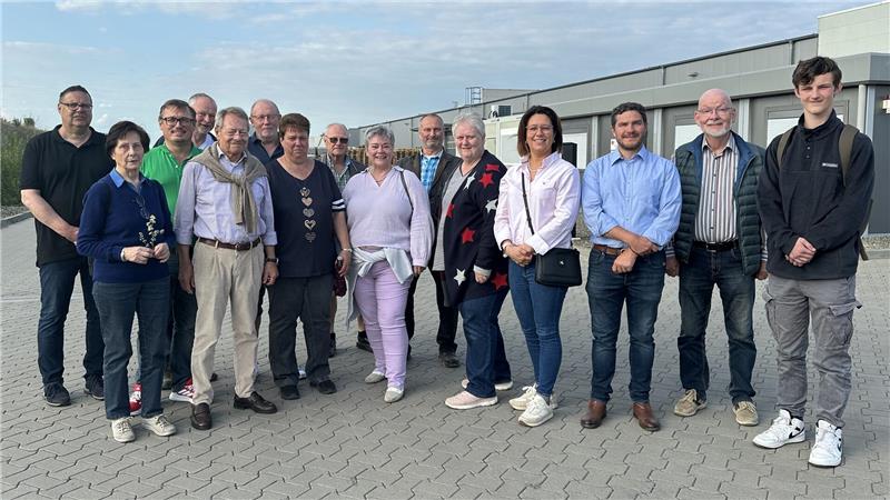 Fröhliche Gesichter: Der CDU-Stadtverband und seine Gäste besuchen die Firma PLG im Gewerbegebiet.