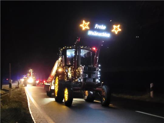 Frohe Weihnachten: Ein festlich geschmückter Trecker. Foto: GZ-Archiv