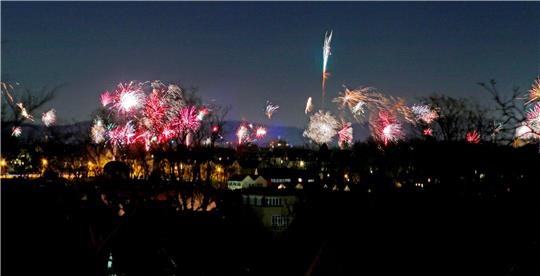 Frohes Neues: Zum Jahreswechsel gehen über Goslar zahlreiche Raketen in den Himmel.  Foto: Epping