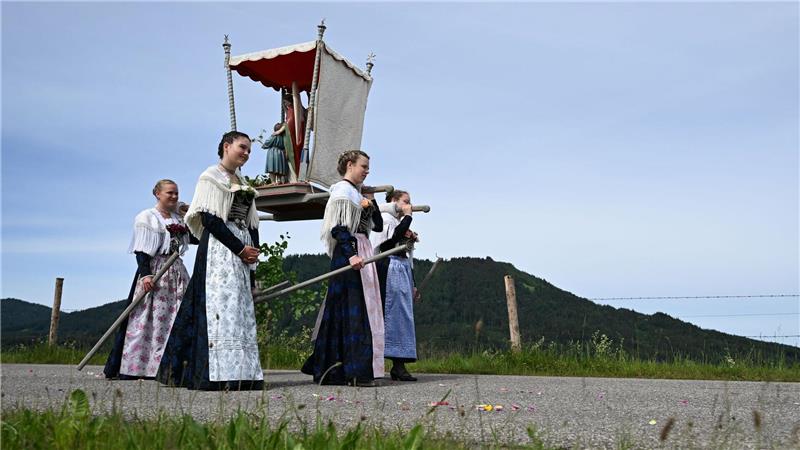 Fronleichnam in Wackersberg: Prozession mit Trachten und Altären