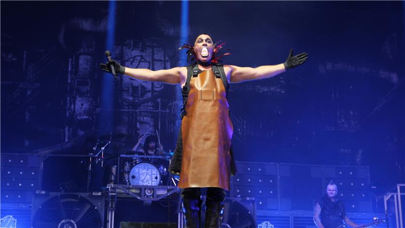 Das Foto zeigt René Anlauff, Frontmann der Band Völkerball, theatralisch beim Konzert auf der Kaiserpfalzwiese.