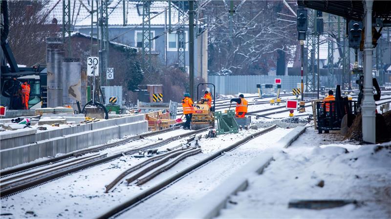 Bahnstrecke Berlin-Hamburg wird am Sonntag freigegeben Frost bremste die Arbeiten an der Strecke aus. (Archivbild.)