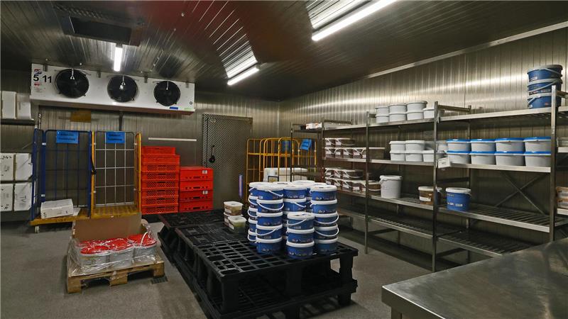 Wie der Fisch aus Bremerhaven im Goslarer Kühlhaus landet Frostiger Arbeitsplatz: Im Kühlhaus herrschen konstant zwei Grad Celsius.
