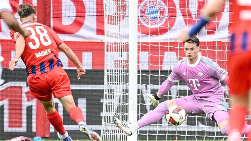 Nächster Schreckmoment: Musiala erklärt seine Zusammenbrüche Früh bezwungen: Bayern-Keeper Jonas Urbig (r.).