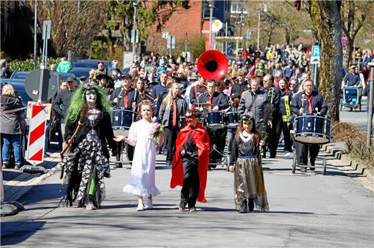 Früh übt sich, was ein Teufel oder eine Hexe werden will: Beim Kinderwalpurgis-Umzug durch den Ort zeigen große und Kleine Teufel und Hexen, was in ihnen steckt. Foto: Epping