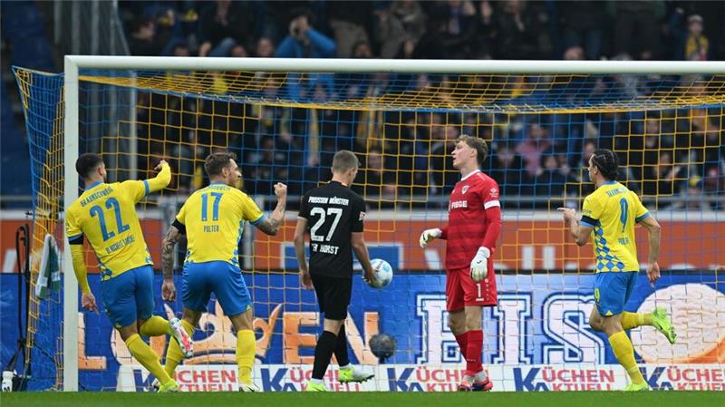 Remis am Tabellenende: Braunschweig nur 1:1 gegen Münster Frühe Braunschweiger Führung: Rayan Philippe (r) erzielt das 1:0.