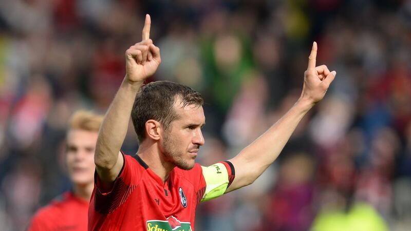 Früher Kapitän des SC Freiburg, heute Cheftrainer: Julian Schuster hofft im DFB-Pokal auf einen Auftakterfolg bei Drittligist VfL Osnabrück.