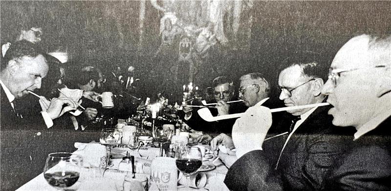 Früher Kult, jetzt verboten: Zum Zeremoniell gehörte lange das Schmauchen einer Tonpfeife nach dem Mahl. Was den Wislicenus-Bildern an der Wand gar nicht gut tat.  Foto: GZ-Archiv