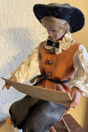 Früher gab es zum Sehusafest auch Puppen – diese hier in Elisabeth Paetz-Kalichs Wohnzimmer stellt Merian dar.