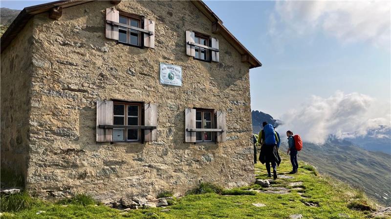 Früher ging der Gletscher direkt an der alten Prager Hütte vorbei, heute weiden in der Region Schafe. 