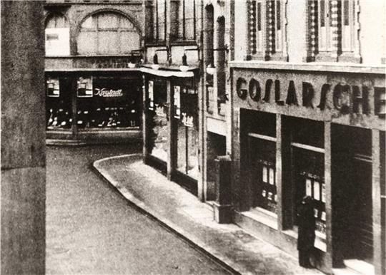 Früher hatte die GZ ihre Geschäftsstelle an der Ecke von Bäcker- und Rosentorstraße neben dem alten „Glaspalast“ von Karstadt. Foto: Archiv Geyer, Repro: Schenk