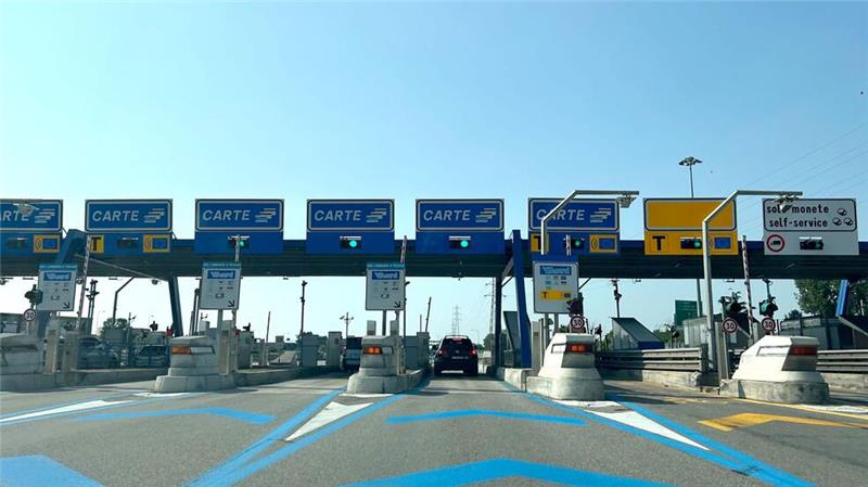 Von wegen Hitler - Die Autobahn wird 100 Früher standen an der Mautstelle noch Kassierer in Uniform. Heute läuft das automatisch.