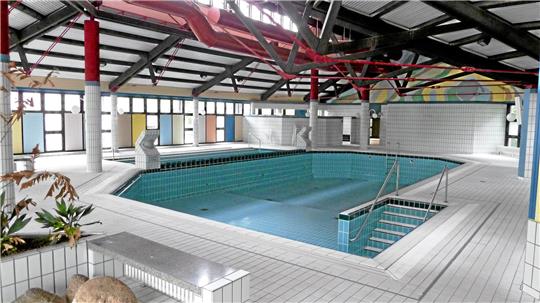Ein leeres Schwimmbecken im Kurmittelhaus.