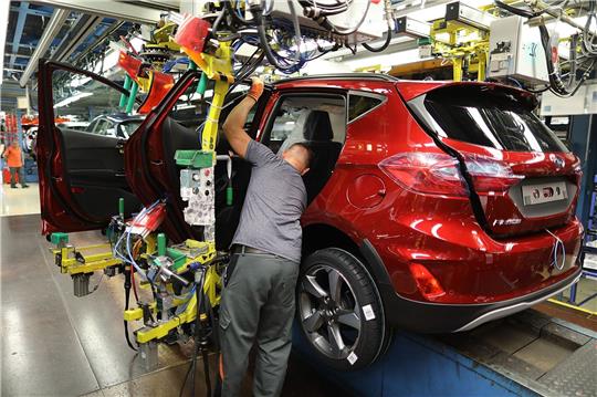 Früher waren kleine Fahrzeuge das Brot- und Buttergeschäft vieler Autobauer. Ein Mitarbeiter baut im Ford-Werk in Köln eine Tür ein.