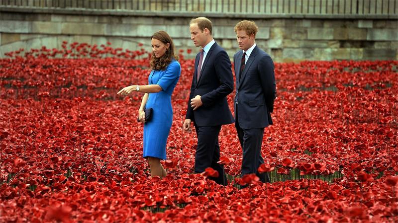 Früher waren sie oft gemeinsam zu sehen: Kate (links), Prinz William (Mitte) und Prinz Harry (rechts). (Archivfoto)