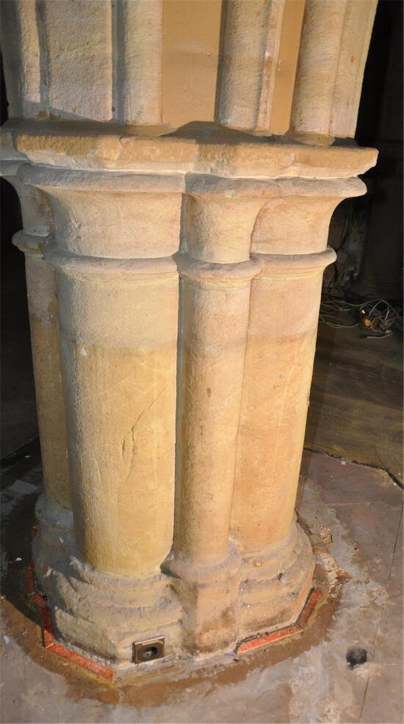Zwei Goslarer Hotels mit Geschichte – und klaren Zukunftsplänen Doppelter runder Sandsteinsäulenfuß mit profiliertem Kapitell in einem Innenraum und einer Steckdose am Fuß.