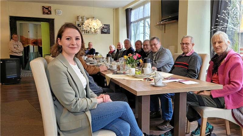 Bundestagsabgeordnete Klose nimmt Angst vorm Aufstocken Frühstück mit Politik: Annika Klose (links) ist zu Gast bei den SPD-Senioren in Clausthal-Zellerfeld. Foto: Skuza