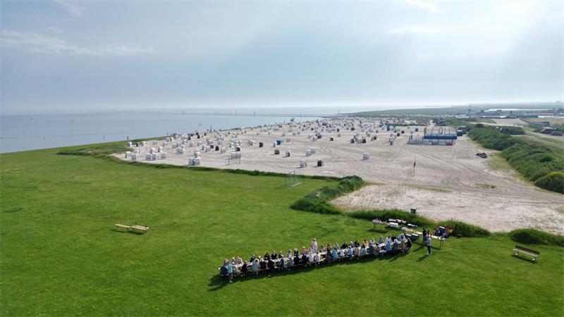 Volle Frühstückstafeln an Nordseedeichen Frühstückstafel mit Aussicht. Anlässlich des Jubiläums des Unesco-Weltnaturerbes Wattenmeer haben sich zahlreiche Menschen auf dem Deich getroffen, um gemeinsam zu frühstücken.