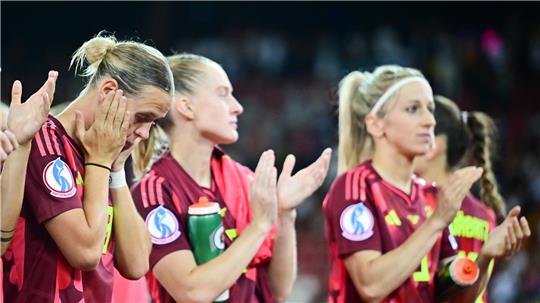 Frust nach dem 1:4: Klara Bühl, Janina Minge und Kathrin Hendrich (v.l.n.r.).