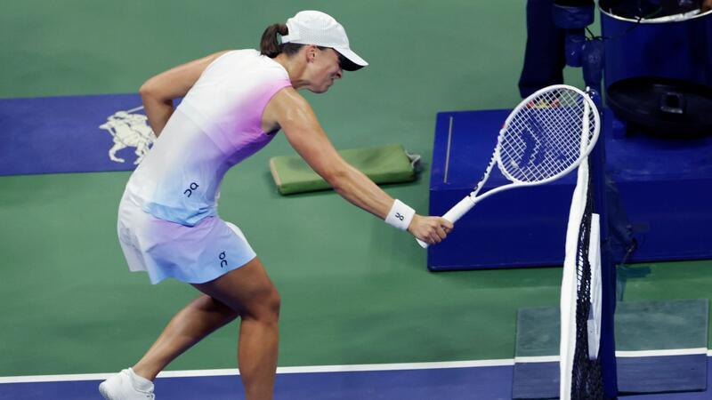 „Keine Lösung“: Mitfavoritin Swiatek scheitert bei US Open Frustabbau: Iga Swiatek ärgert sich über ihren schwachen Auftritt im Viertelfinale.