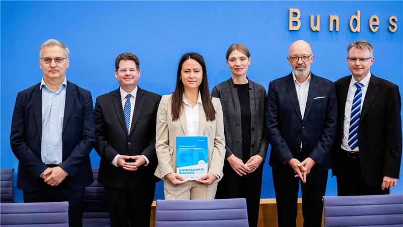 Institute sehen Wirtschaft auf „wackeligen Beinen“ Führende Wirtschaftsinstitute haben ihre Prognose für 2026 vorgelegt.