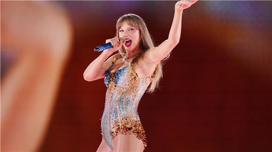 Führt nicht nur das Leben eines Showgirls, sondern auch das einer Chartsstürmerin: Taylor Swift. (Archivbild)