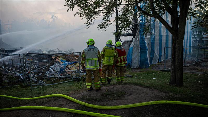 Bilder des Tages Führungskräfte der Feuerwehr besprechen sich bei dem Brand einer Sporthalle in Hannover.