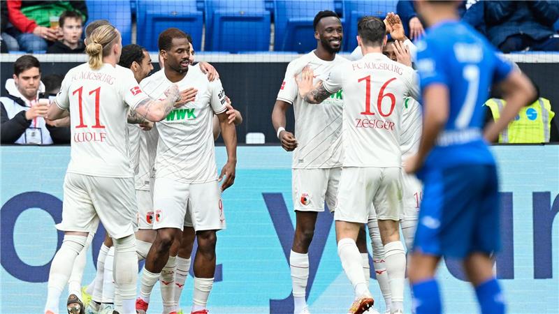 Dahmens Serie beim 1:1 des FC Augsburgs zu Ende Führungstor für Augsburg: Joker Samuel Essende (3.v.l.)