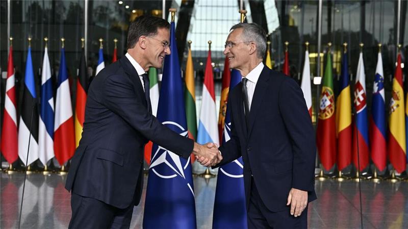 „Die Nato geprägt“ - Steinmeier würdigt Stoltenberg Führungswechsel bei der Nato: Mark Rutte (l) hat das Amt des Nato-Generalsekretärs von Jens Stoltenberg übernommen. (Archivbild)
