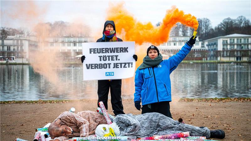Fünf Aktivisten versammelten sich vor der Konferenz.