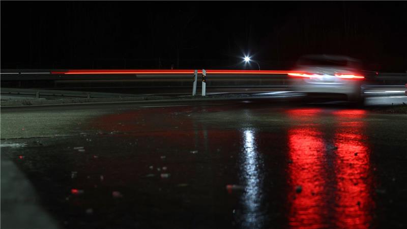 Fünf Fahrzeuge sind auf der A20 durch die glatte Straße verunfallt. (Symbolbild)