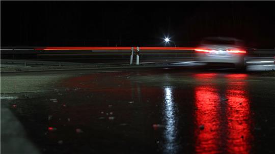 Fünf Fahrzeuge sind auf der A20 durch die glatte Straße verunfallt. (Symbolbild)
