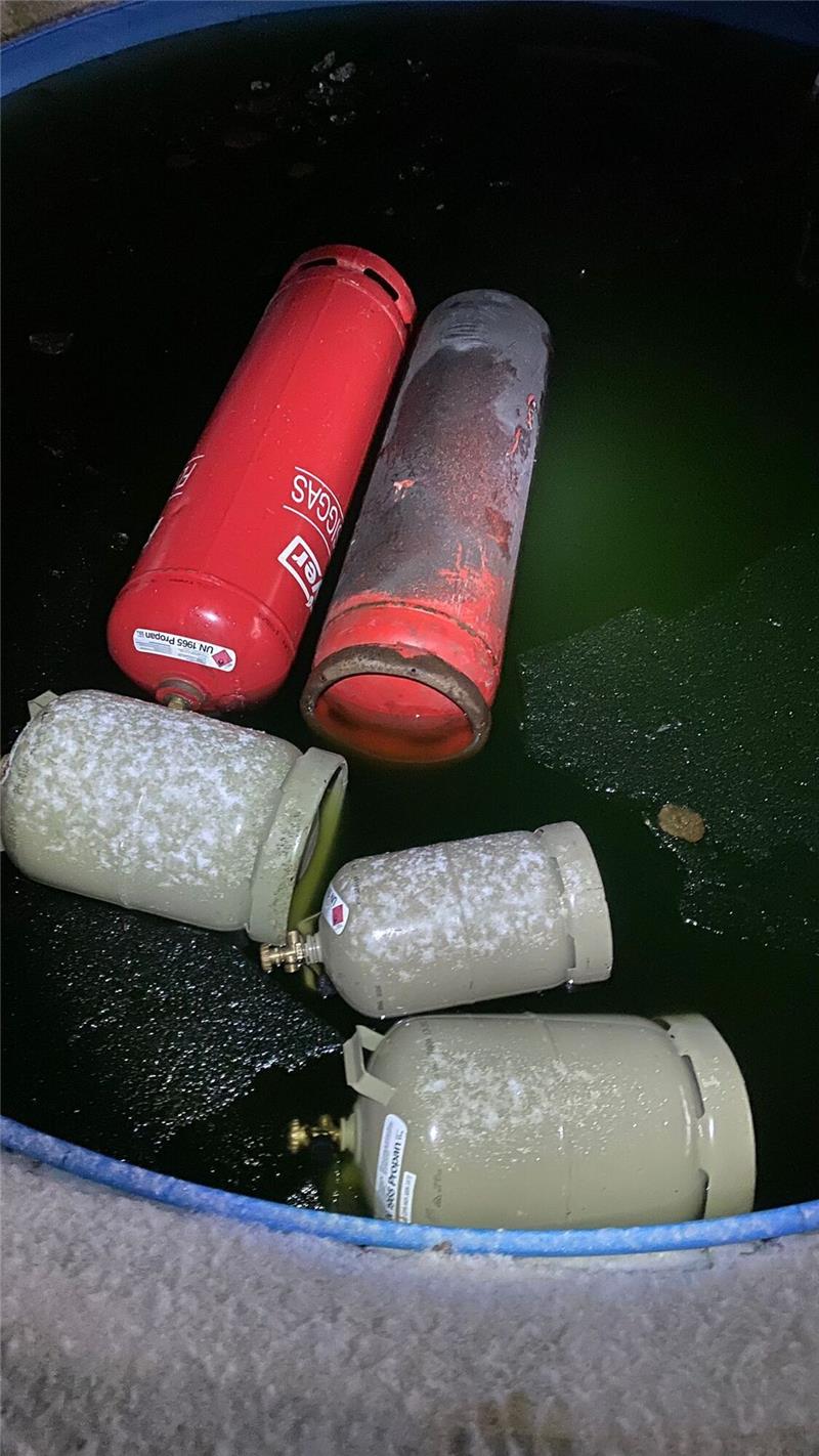 Brand in Bornhausen: Anwohner bedroht Einsatzkräfte Fünf Gasflaschen beförderten die Feuerwehrleute zur Abkühlung in einen Gartenpool. Foto: Feuerwehr Seesen