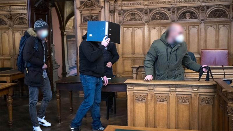 Mehrjährige Haftstrafe nach Brandstiftung in Jugendzentrum Fünf Jahre nach einem Brandanschlag auf ein Jugendzentrum in Bremen sind drei Männer verurteilt worden. Ein 29-Jähriger wurde zu einer mehrjährigen Freiheitsstrafe wegen schwerer Brandstiftung und gefährlicher Körperverletzung verurteilt. (Archivbild)