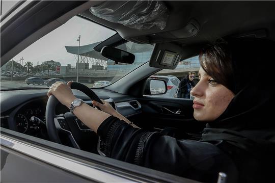 Fünf Jahre sind vergangen, seit in Saudi-Arabien ein über Jahrzehnte geltendes Fahrverbot für Frauen gekippt wurde. Echte Gleichstellung aber gibt es im Land nicht.