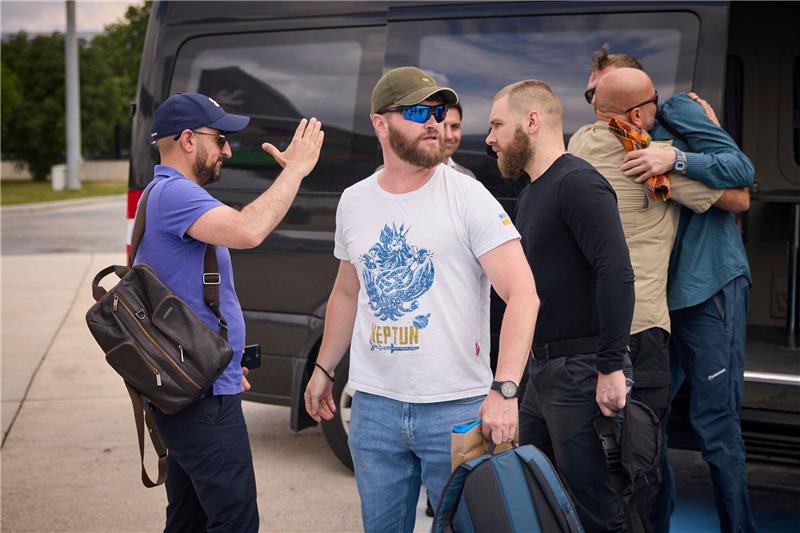 Kreml wegen Freilassung der Azovstal-Kämpfer kritisiert Fünf Kommandeure der Verteidigung des Stahlwerks Azovstal sind in die Ukraine zurückgekehrt.