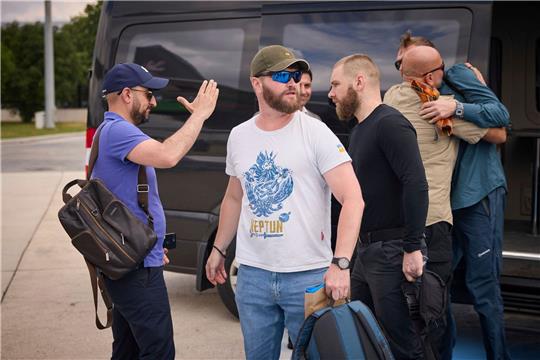 Fünf Kommandeure der Verteidigung des Stahlwerks Azovstal sind in die Ukraine zurückgekehrt.