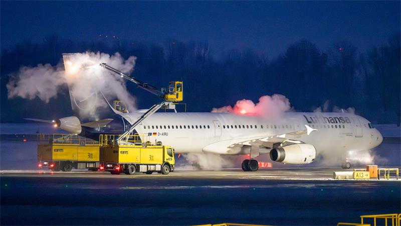 Fünf Lufthansa-Flugzeuge konnten wegen Schneefalls in der Februarnacht nicht abheben. (Symbolbild)