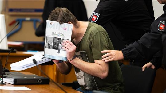Fünf Männer sind angeklagt, weil sie Tonträger bekannter Bands mit verfassungsfeindlichen Texten verkauft haben sollen. (Archivbild)