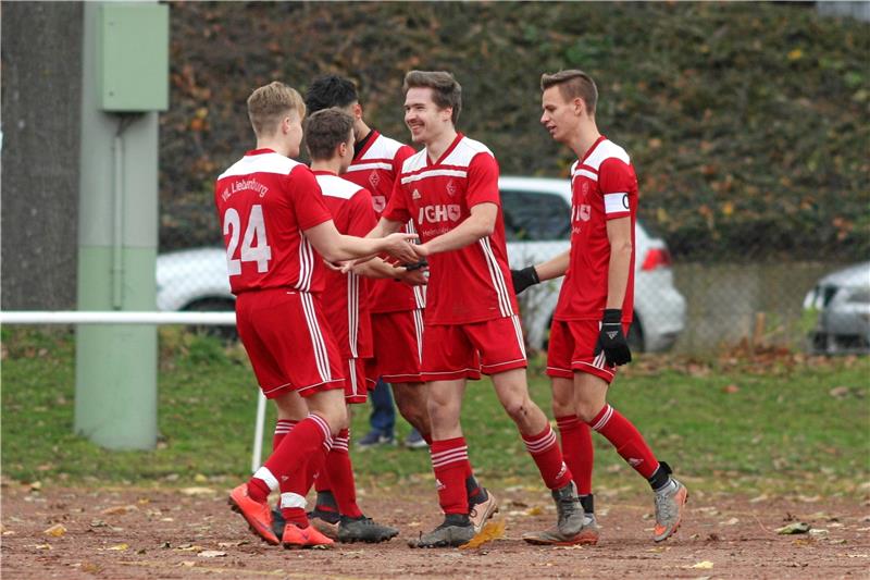 Ein Siegtor in fremden Schuhen und ein Fünferpack Fünf Mann feiern den Fünferpack: Liebenburgs Alexander Barwig (M.) gelingt am Sonntag in Langelsheim nicht Alltägliches. Foto: Gietemann