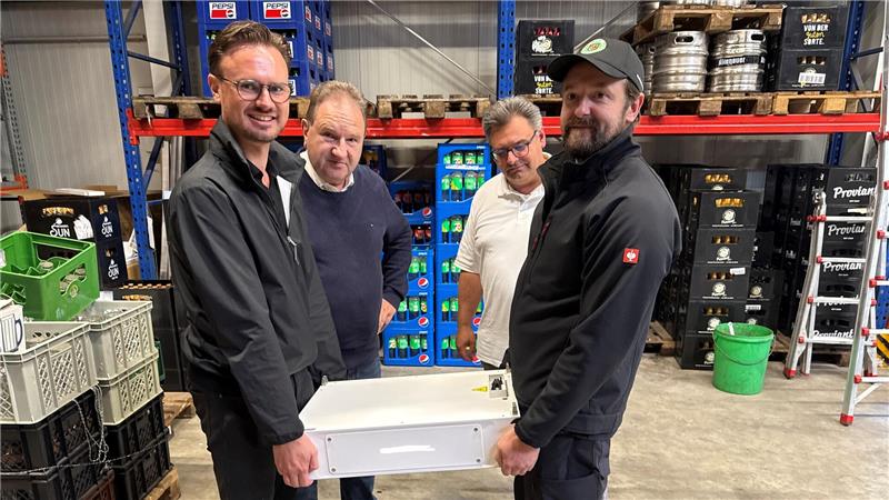 Photovoltaik-Anlagen: Hallendächer für Stromproduktion gesucht Fünf Megawatt Strom können auf diesem Akku gespeichert werden, den Robert Holitschke (l.) und Mario Hebestriet (r.) heben. Erst einmal 20 dieser 60 Kilogramm schweren Speichergeräte wollen sich die Unternehmer kaufen, die am Dienstag zusammen mit Martin Holitschke (2.v.l.) ihr Projekt Bürgermeister Wolfgang Langer vorstellen.
