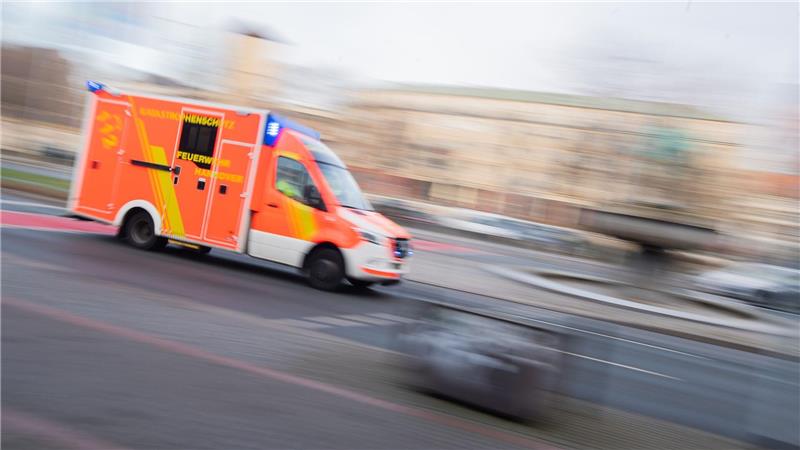 Auto prallt in Gegenverkehr – Familie mit Kindern verletzt Fünf Menschen sind am Samstagnachmittag bei einer Kollision verletzt worden. (Symbolbild)