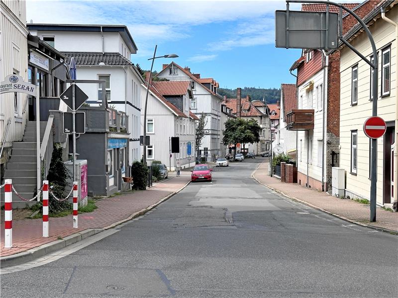Harzburgs Schmiedestraße wird fünf Monate lang gesperrt Fünf Monate lang wird in der Schmiedestraße gar nichts mehr gehen – abgesehen von umfangreichen Bauarbeiten. Die Parkplätze werden anschließend auf der anderen Fahrbahnseite sein, da ein Fahrradstreifen angelegt werden soll. Foto: Schlegel