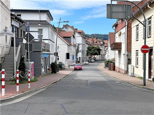 Fünf Monate lang wird in der Schmiedestraße gar nichts mehr gehen – abgesehen von umfangreichen Bauarbeiten. Die Parkplätze werden anschließend auf der anderen Fahrbahnseite sein, da ein Fahrradstreifen angelegt werden soll.  Foto: Schlegel
