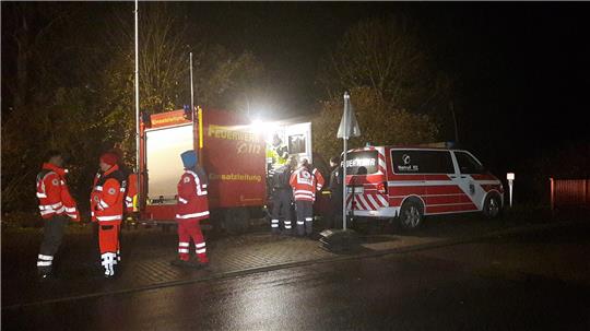 Fünf Streifenwagen, ein Rettungshubschrauber der Polizei und vier Züge der Feuerwehr mit insgesamt 60 Einsatzleuten waren unterwegs. Symbolfoto: Martin Wichmann/dpa