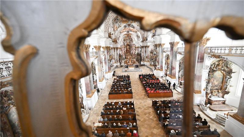 Fünf Tage nach dem Zugunglück in Riedlingen mit drei Toten versammelten sich Angehörige, Rettungskräfte und Vertreter aus der Politik zu einem Trauergottesdienst. 