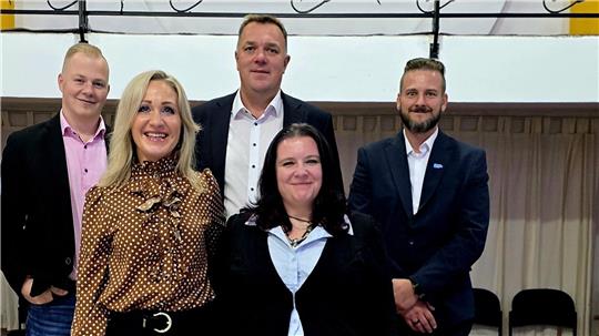 Fünf der Mitglieder des im Juni 2024 gewählten AfD-Kreisvorstands nach seiner Wahl: Main Müller (3.v.r.) mit seinen Stellvertretern Oliver Weckauf (r.) und Olga Grabo (2.v.l.).