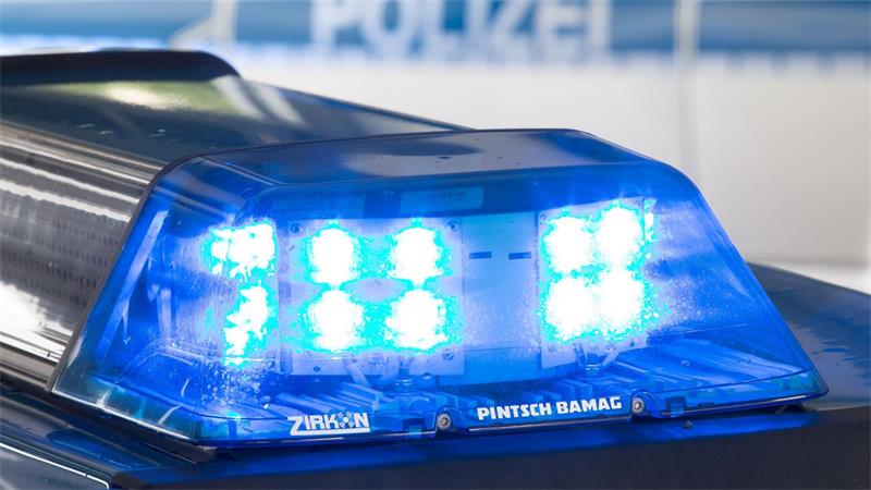 Fünf maskierte Jugendliche sind schreiend in die Wohnung einer Seniorin eingedrungen - nun ermittelt die Polizei. (Symbolbild) 