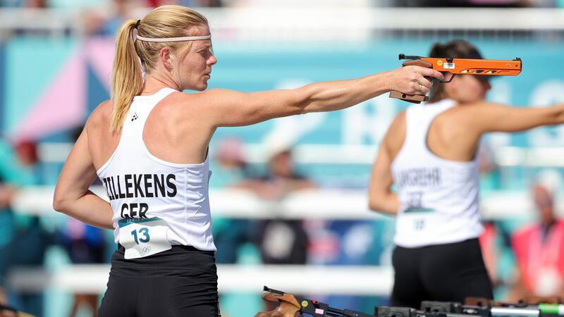 Fünfkämpferin Annika Zillekens mit der Laserpistole beim Laser Run.